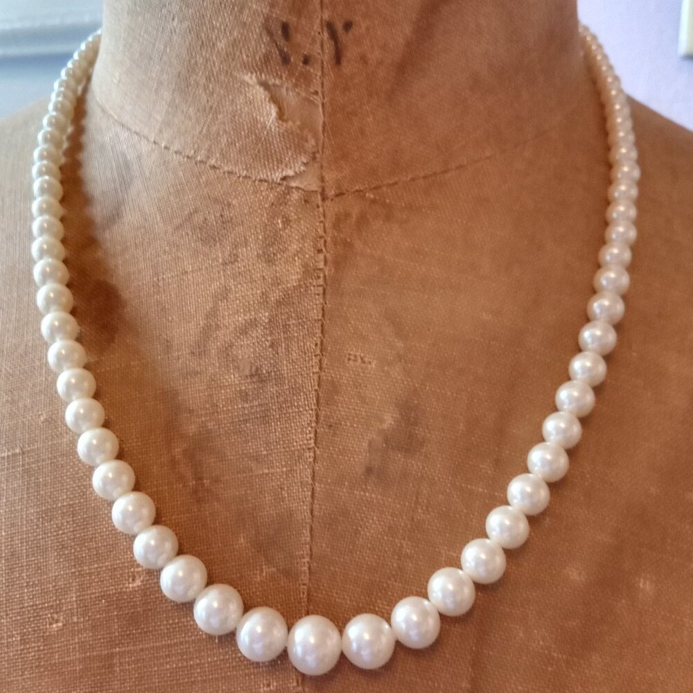 Vintage 17'' graduated faux pearl necklace